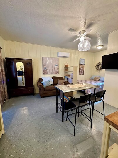 Cozy studio with private garage parking in Hallettsville