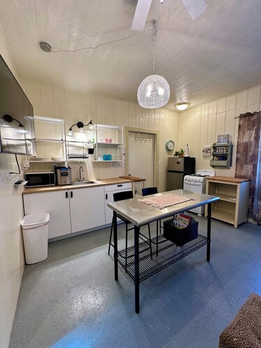 Cozy studio with private garage parking in Hallettsville