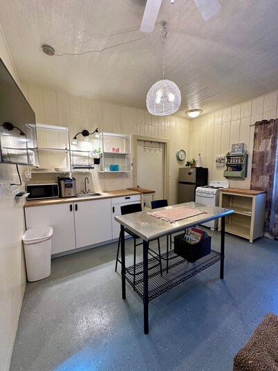 Cozy studio with private garage parking in Hallettsville