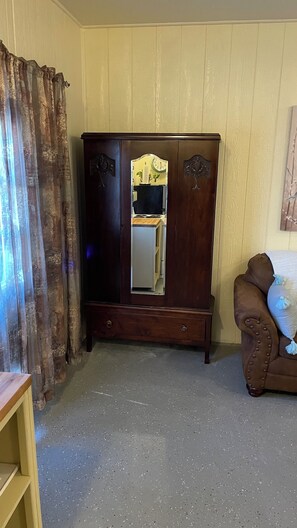 Interior - Cozy studio with private garage parking in Hallettsville (Hallettsville)