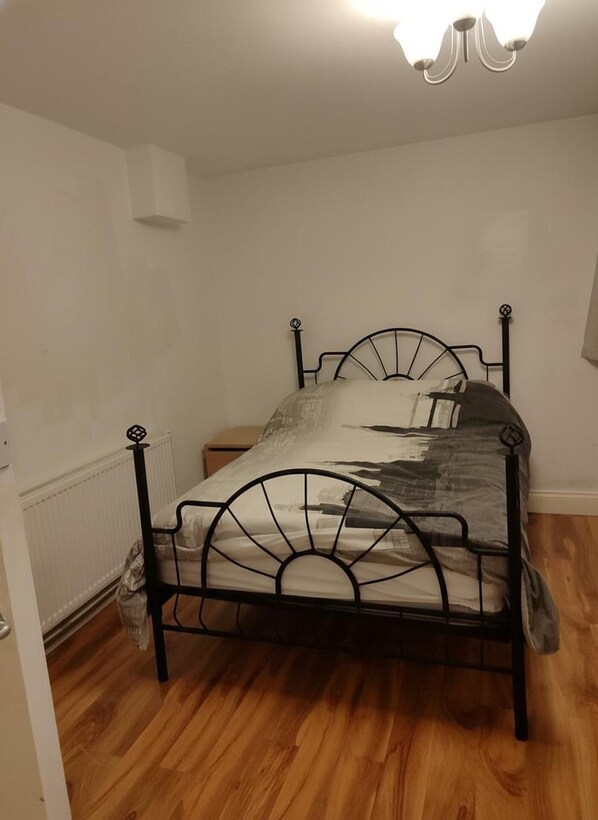 1 soverom, strykejern/-brett, wi-fi (inkludert) og sengetøy