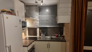 Fridge, microwave, oven, stovetop - Central Apartment - Sleeps 5, Garden & Balcony (London)