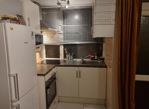 Kjøleskap, mikrobølgeovn, ovn og kokeplater