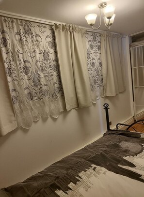 1 bedroom, iron/ironing board, free WiFi, bed sheets - Central Apartment - Sleeps 5, Garden & Balcony (London)