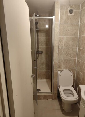 Shower, hair dryer, towels - Central Apartment - Sleeps 5, Garden & Balcony (London)