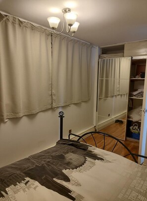 1 slaapkamer, een strijkplank/strijkijzer, gratis wifi, beddengoed