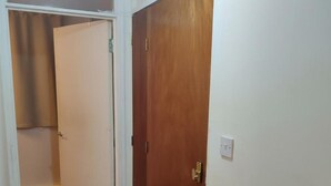 Interior - Central Apartment - Sleeps 5, Garden & Balcony (London)
