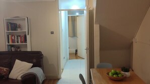 Interior - Central Apartment - Sleeps 5, Garden & Balcony (London)