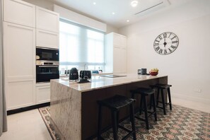 Kühlschrank, Mikrowelle, Ofen, Geschirrspüler