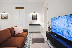 TV - Warm, bold, and modern—Balluta 12.2 The Baroness exudes luxury through earthy tones, plush textures, and artistic flair, all set in a historic palace overlooking the calm beauty of Balluta Bay. (St. Julian's)