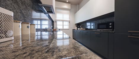 Kjøleskap, mikrobølgeovn, ovn og oppvaskmaskin