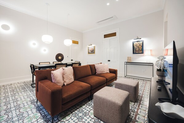 TV - Warm, bold, and modern—Balluta 12.2 The Baroness exudes luxury through earthy tones, plush textures, and artistic flair, all set in a historic palace overlooking the calm beauty of Balluta Bay. (St. Julian's)