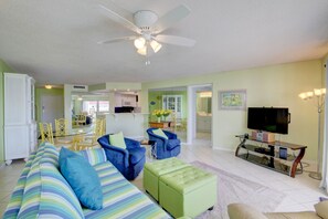 Condo, 1 Bedroom | Living area
