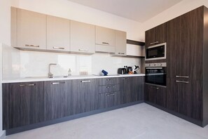 Réfrigérateur, four à micro-ondes, un four, lave-vaisselle