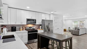 House, 3 Bedrooms | Private kitchen | Fridge, oven, coffee/tea maker