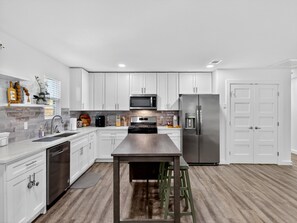 Casa, 3 habitaciones | Cocina privada | Refrigerador, horno y cafetera y tetera 