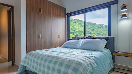 2 bedrooms, iron/ironing board, free WiFi