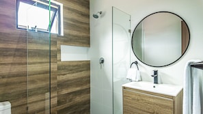 Condo, 2 habitaciones | Baño | Toallas y shampoo