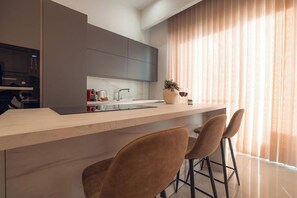 Kjøleskap, mikrobølgeovn, ovn og oppvaskmaskin