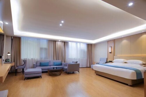 Garden Holiday Hotel (Guilin Liangjiang Sihu University of Technology)