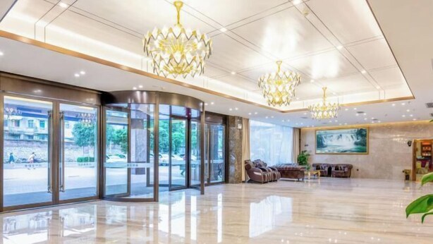 A spacious lobby with a polished floor, large glass doors, and modern chandeliers. - Garden Holiday Hotel (Guilin Liangjiang Sihu University of Technology) (Guilin)