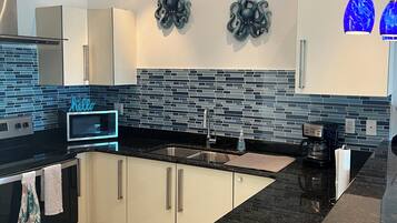 Mikrowelle, Ofen, Herdplatte, Geschirrspüler