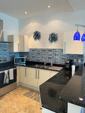 Mikrowelle, Ofen, Herdplatte, Geschirrspüler