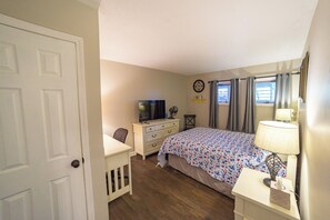 2 bedrooms, desk, WiFi, bed sheets