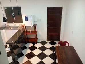 Kühlschrank, Geschirrspüler, Kochgeschirr/Geschirr/Besteck