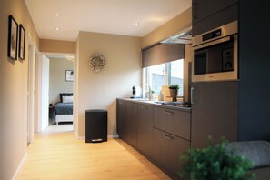 ثلاجة، ميكروويف، فرن، موقد طهي مسطح