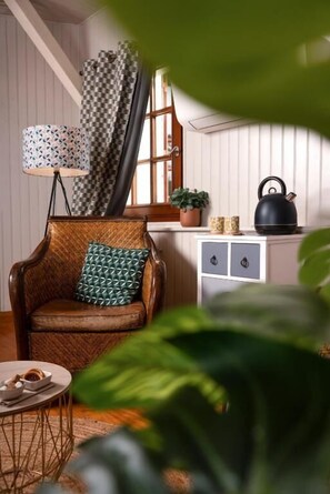 Standard Room, Garden View | Living area