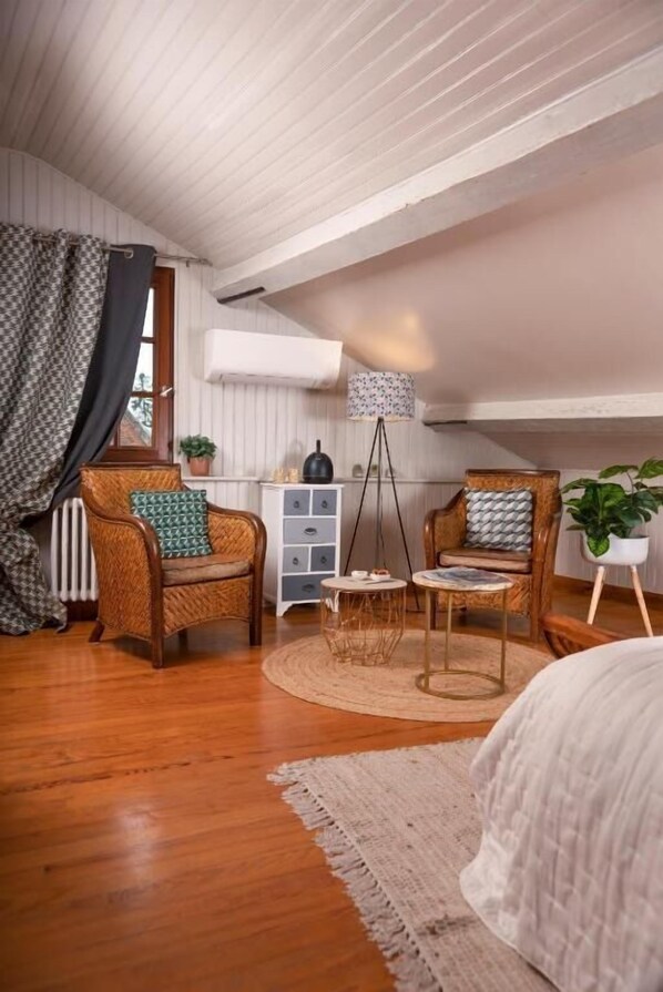 Standard Room, Garden View | Living area