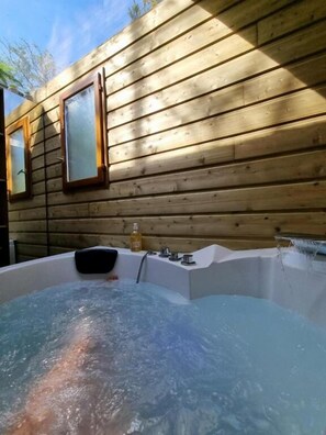 Deluxe Room, Patio, Garden View | Private spa tub