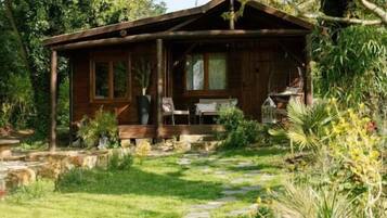 Deluxe kamer, terras, uitzicht op tuin | Een strijkplank/strijkijzer, gratis wifi