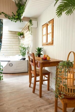 Deluxe kamer, terras, uitzicht op tuin | Een strijkplank/strijkijzer, gratis wifi