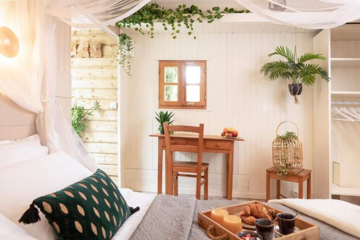 Chambre Deluxe, patio, vue sur le jardin | Fer et planche à repasser, accès au Wi-Fi (inclus)