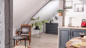 Comfort Room, Garden View | Living area | TV