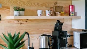 Deluxe Room, Patio, Garden View | Private kitchenette