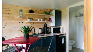 Deluxe Room, Patio, Garden View | Private kitchenette