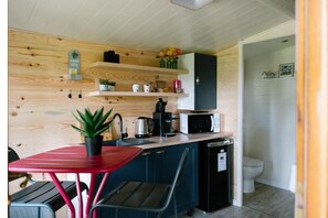 Deluxe Room, Patio, Garden View | Private kitchenette