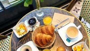 Daily continental breakfast (EUR 5 per person)