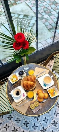 Daily continental breakfast for a fee. Les Glycines de Monchy