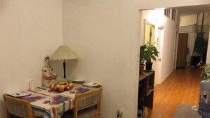 Ein Essbereich mit Tisch für zwei Personen, einer Lampe und einem Stuhl.