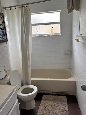 Een haardroger, handdoeken, zeep, toiletpapier