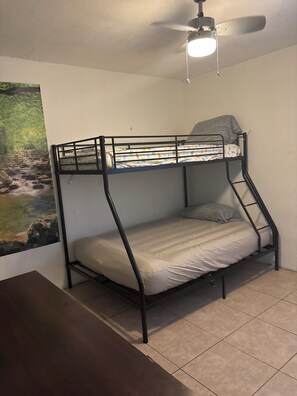 1 habitación, tabla de planchar con plancha, wifi y ropa de cama 