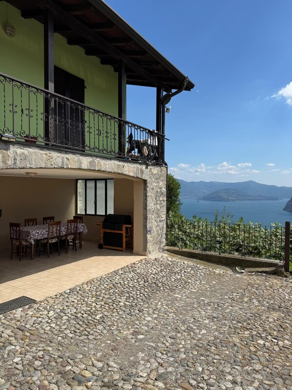 Outdoor dining - Charming 2-bedroom apartment in Esmate (Esmate)