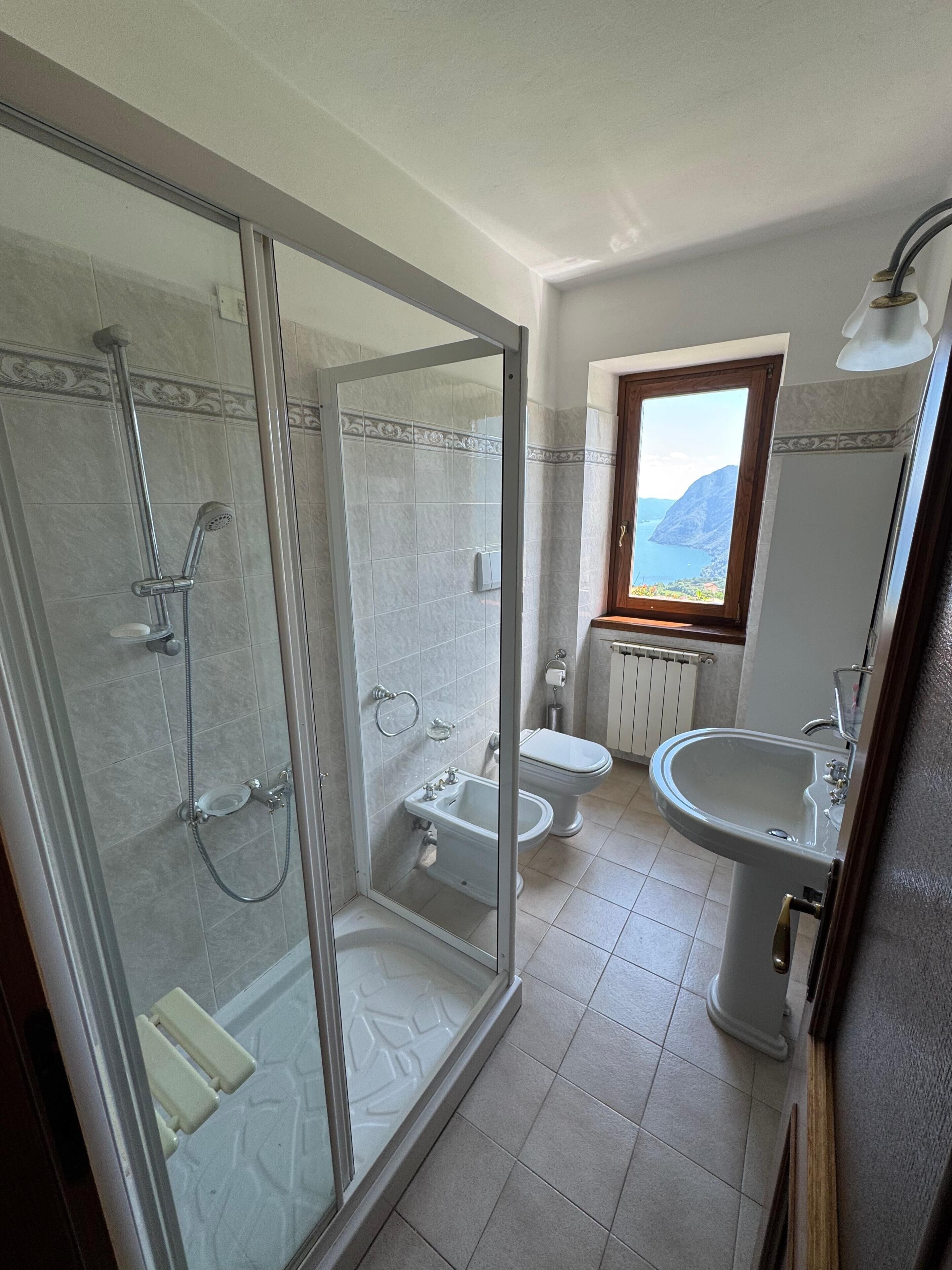 Haartrockner, Bidet, Handtücher, Seife
