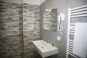 Bruser, hårtørrer, håndklæder, Sæbe