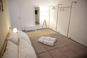 In-room safe, soundproofing, free WiFi, bed sheets - Farina Rooms & Apartments (San Nicola La Strada)