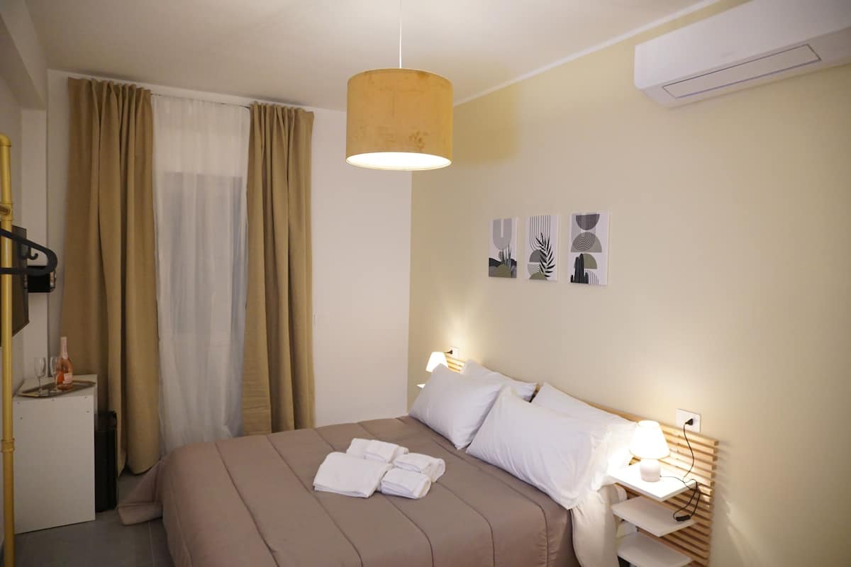 In-room safe, soundproofing, free WiFi, bed sheets